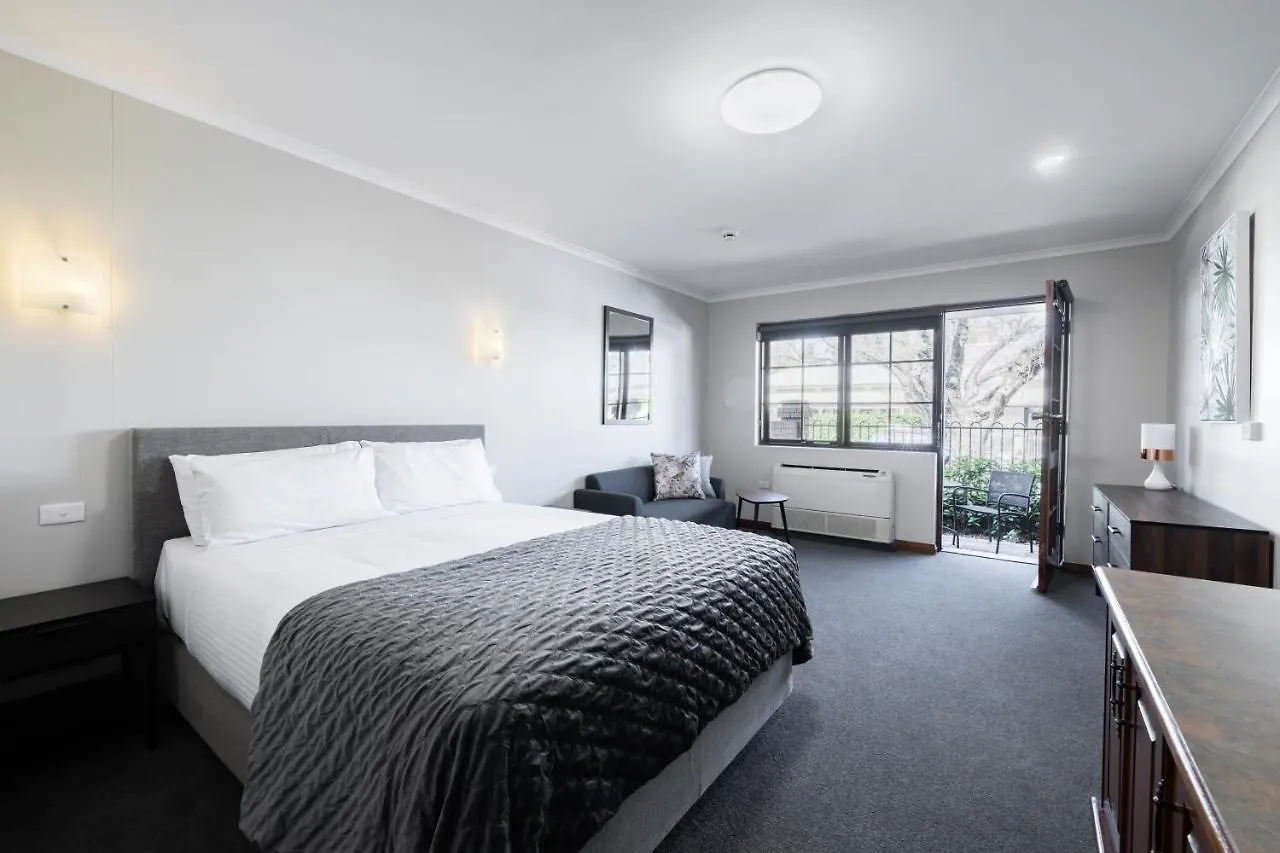 Adelaide Inn 4*,