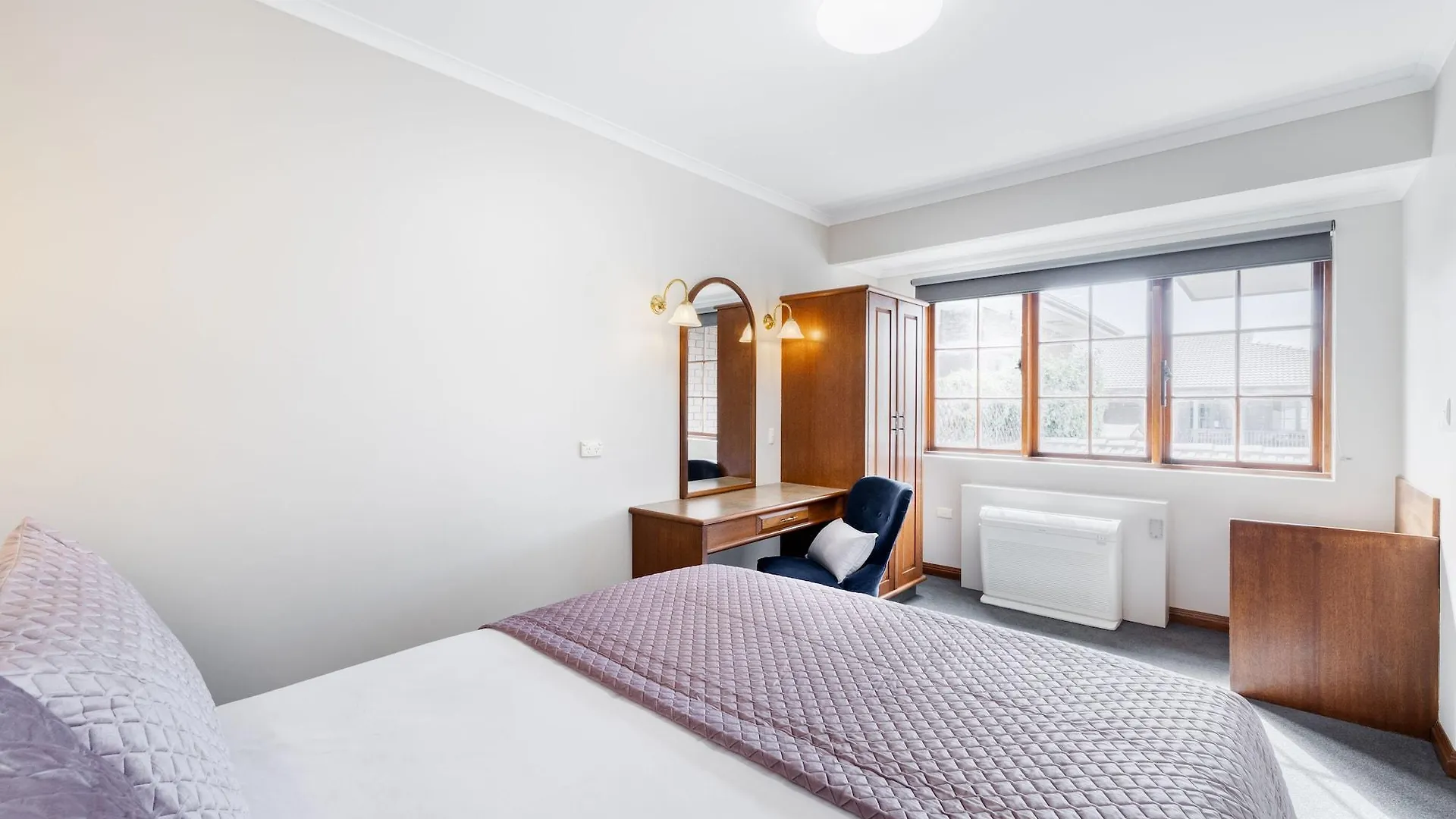 Adelaide Inn 4*,