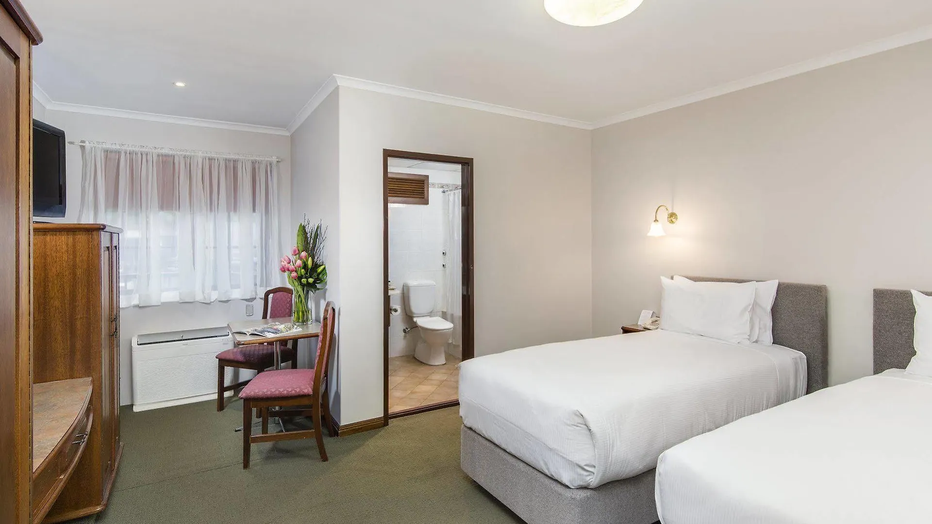 Hotel Adelaide Inn